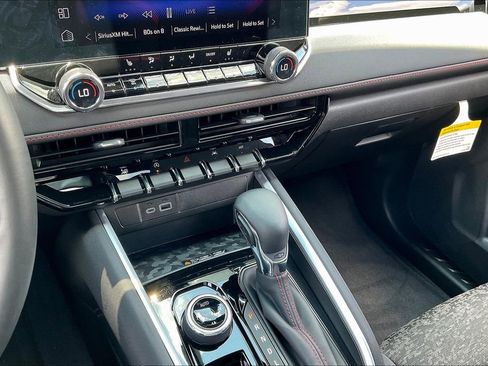 Used 2024 Chevrolet Colorado Z71 w/ Z71 Convenience Package 2 image 32