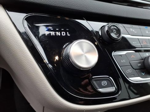 Used 2024 Chrysler Pacifica Touring-L image 15