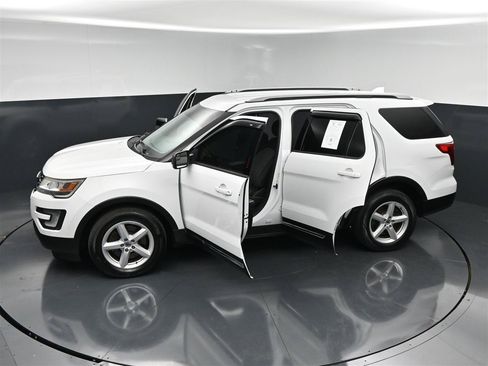 Used 2017 Ford Explorer XLT w/ Equipment Group 201A AWD/4WD image 37