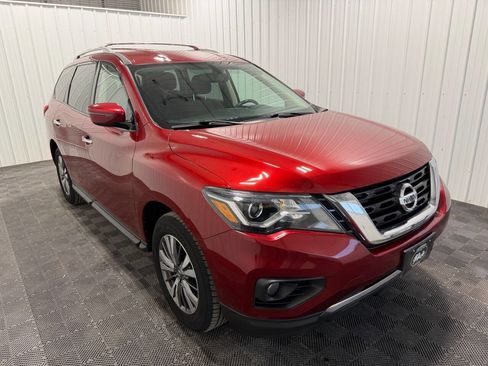 Used 2019 Nissan Pathfinder SV image 2