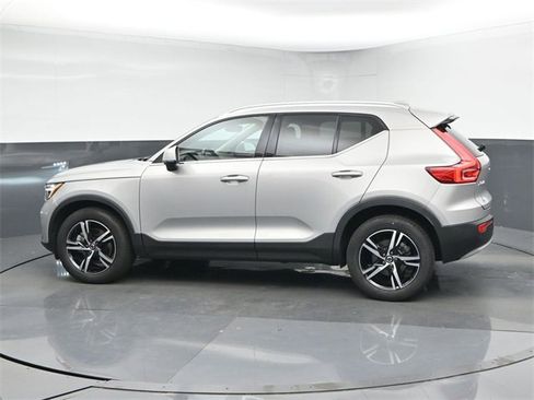 Used 2023 Volvo XC40 B5 Plus image 5