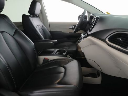 Used 2023 Chrysler Pacifica Touring-L image 32