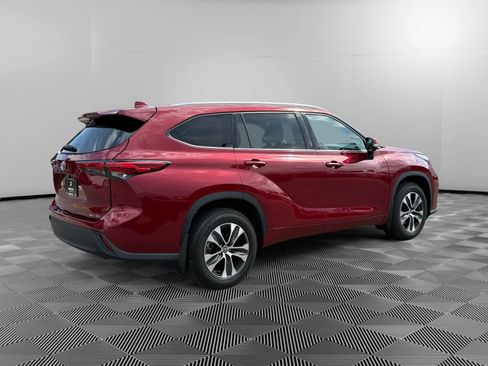 Used 2020 Toyota Highlander XLE AWD/4WD image 4