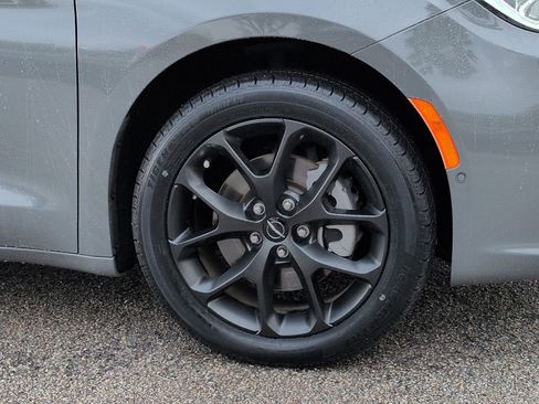 Used 2023 Chrysler Pacifica Limited w/ Uconnect Theater Family Group image 10