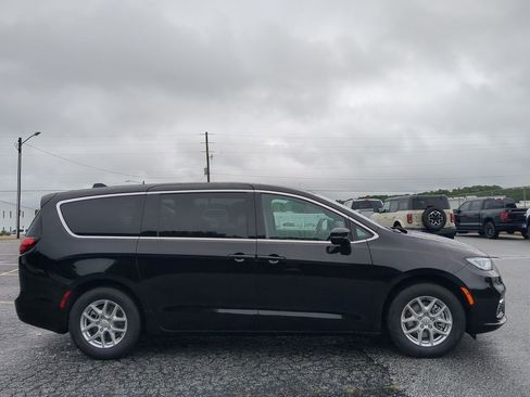 New 2026 Chrysler Pacifica Select image 2