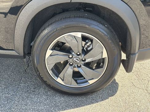 Used 2024 Nissan Rogue SV w/ SV Premium Package image 32