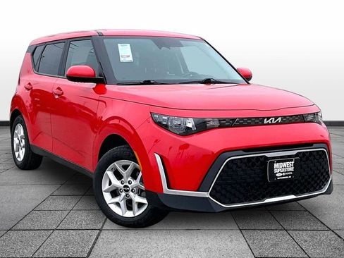 Used 2023 Kia Soul LX w/ Option Group 015 FWD image 2