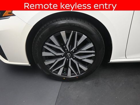 Used 2025 Nissan Altima 2.5 SV FWD image 25