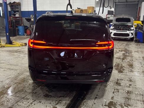 New 2026 Chrysler Pacifica Select image 6