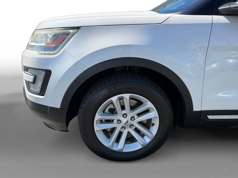 Used 2016 Ford Explorer XLT w/ Equipment Group 202A FWD image 9