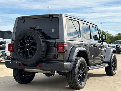 Used 2025 Jeep Wrangler Unlimited Sahara AWD/4WD image 9