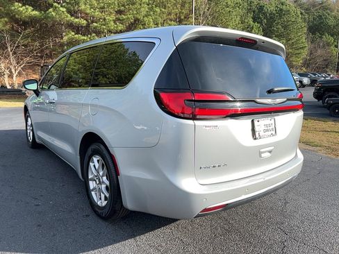 Used 2024 Chrysler Pacifica Touring-L image 7