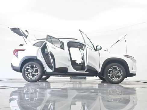 Used 2025 Chevrolet Trax LT w/ LT Convenience Package FWD image 47
