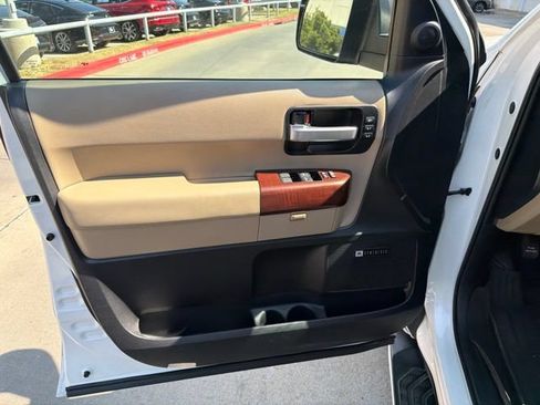 Used 2016 Toyota Sequoia Platinum RWD image 10