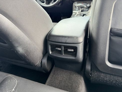 Used 2015 Dodge Challenger SXT image 33