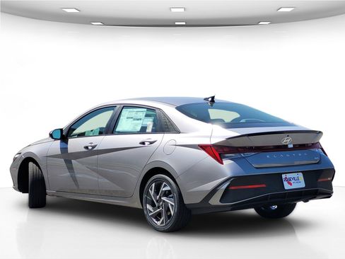New 2025 Hyundai Elantra SEL image 5