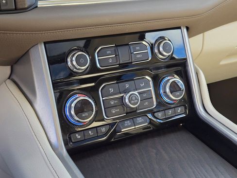 Used 2021 GMC Yukon Denali w/ Denali Premium Package image 29