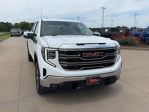Used 2025 GMC Sierra 1500 SLT AWD/4WD image 4