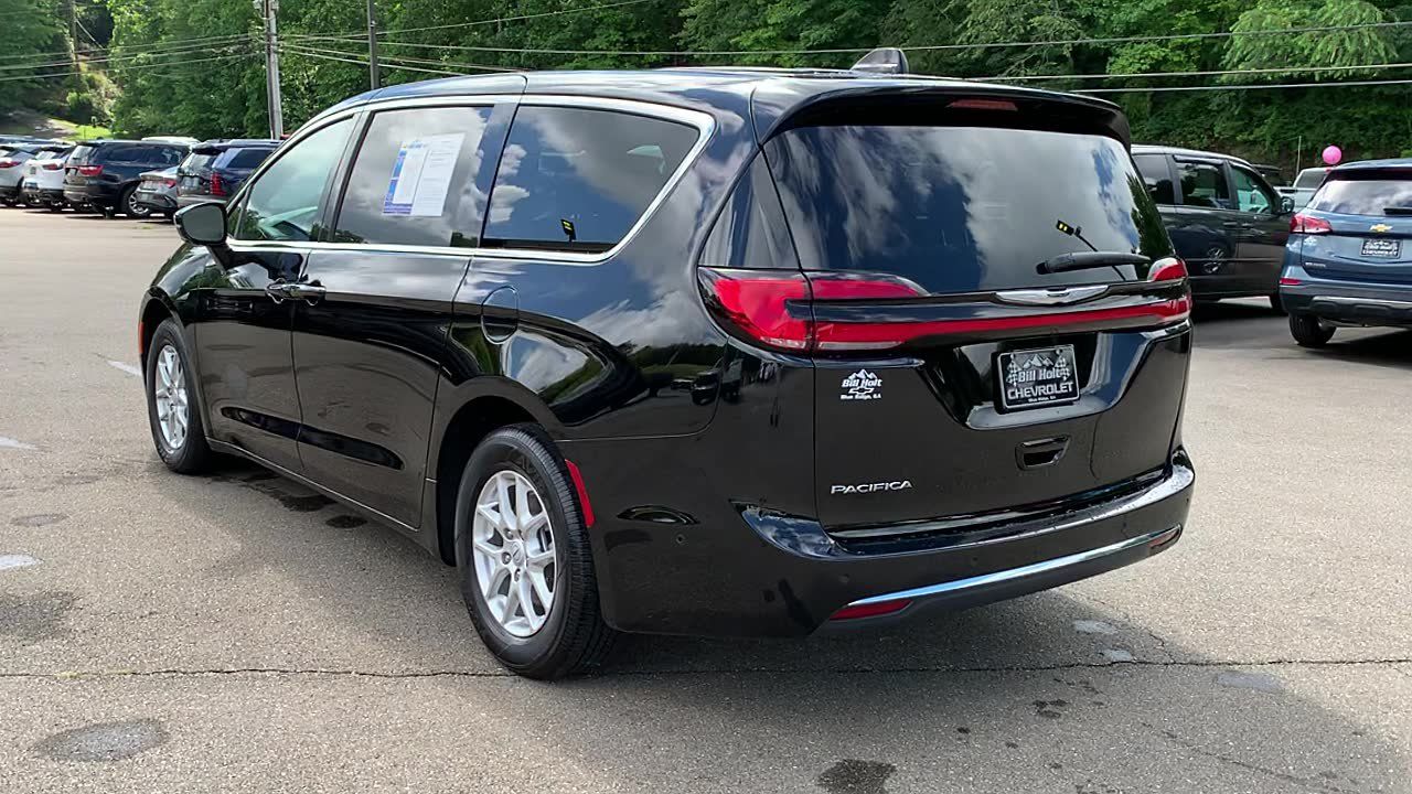 Used 2025 Chrysler Pacifica Select FWD image 2
