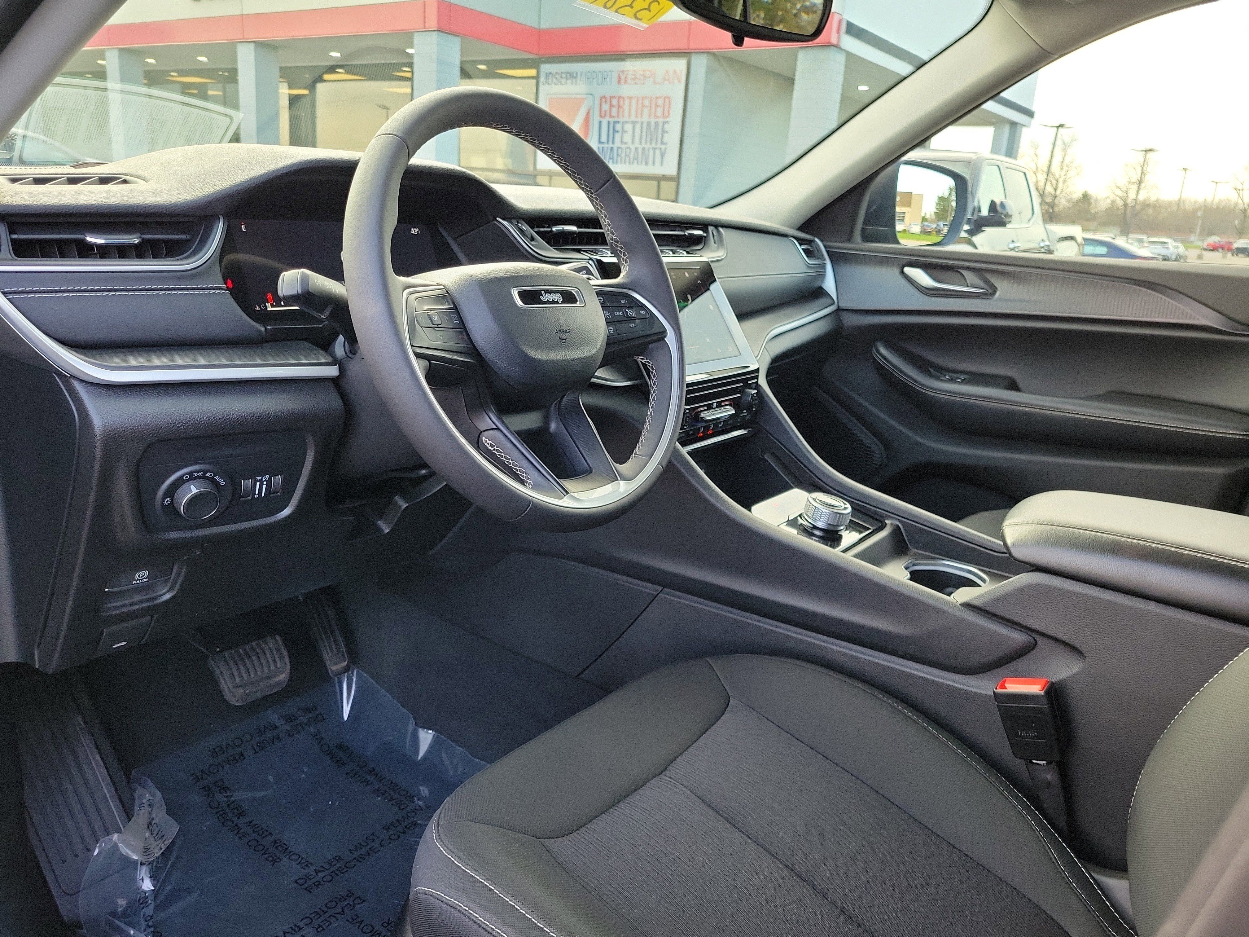 Used 2024 Jeep Grand Cherokee Laredo AWD/4WD image 19