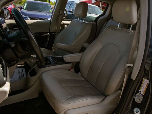 Used 2021 Chrysler Pacifica Touring-L FWD image 14