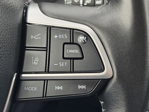 Used 2025 Toyota Highlander LE FWD image 23