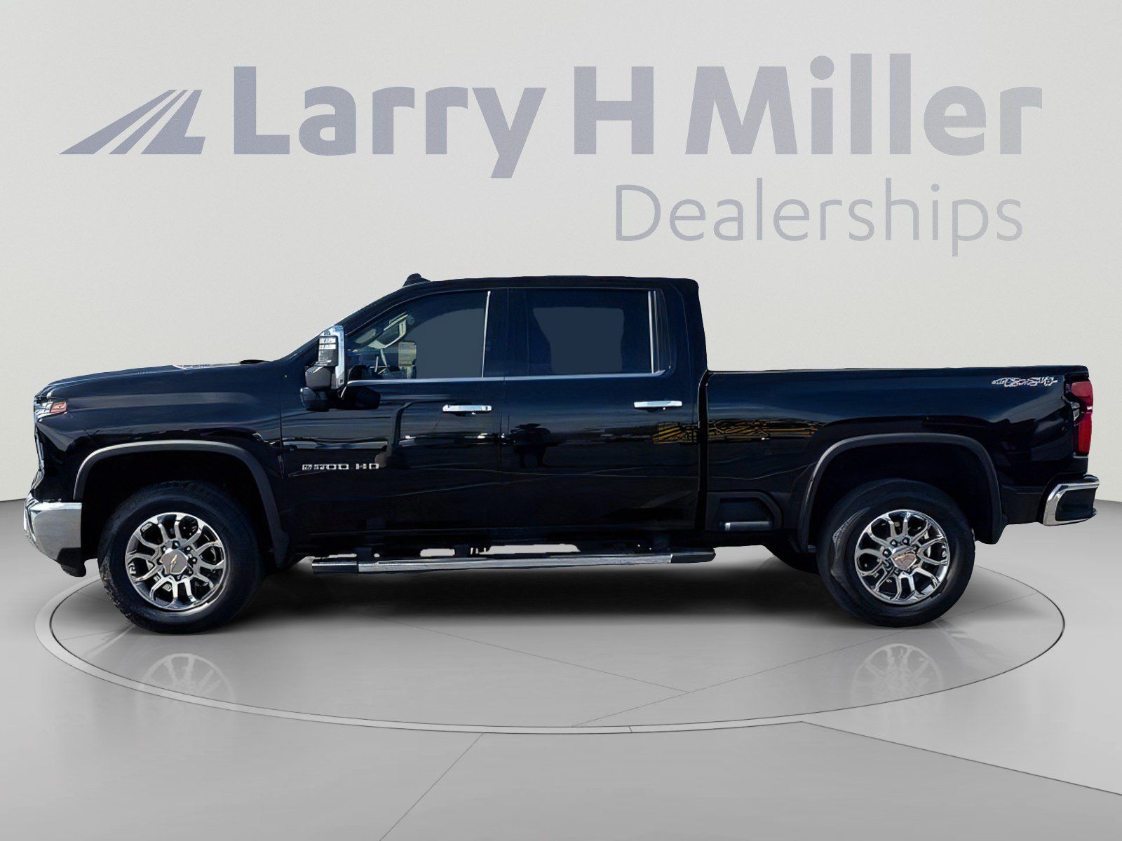 Used 2025 Chevrolet Silverado 2500 LTZ w/ LTZ Premium Package AWD/4WD image 3