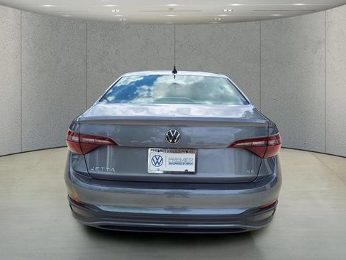 Used 2023 Volkswagen Jetta SE w/ Panoramic Sunroof Package FWD image 4