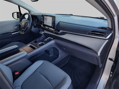 Used 2022 Toyota Sienna XLE image 34