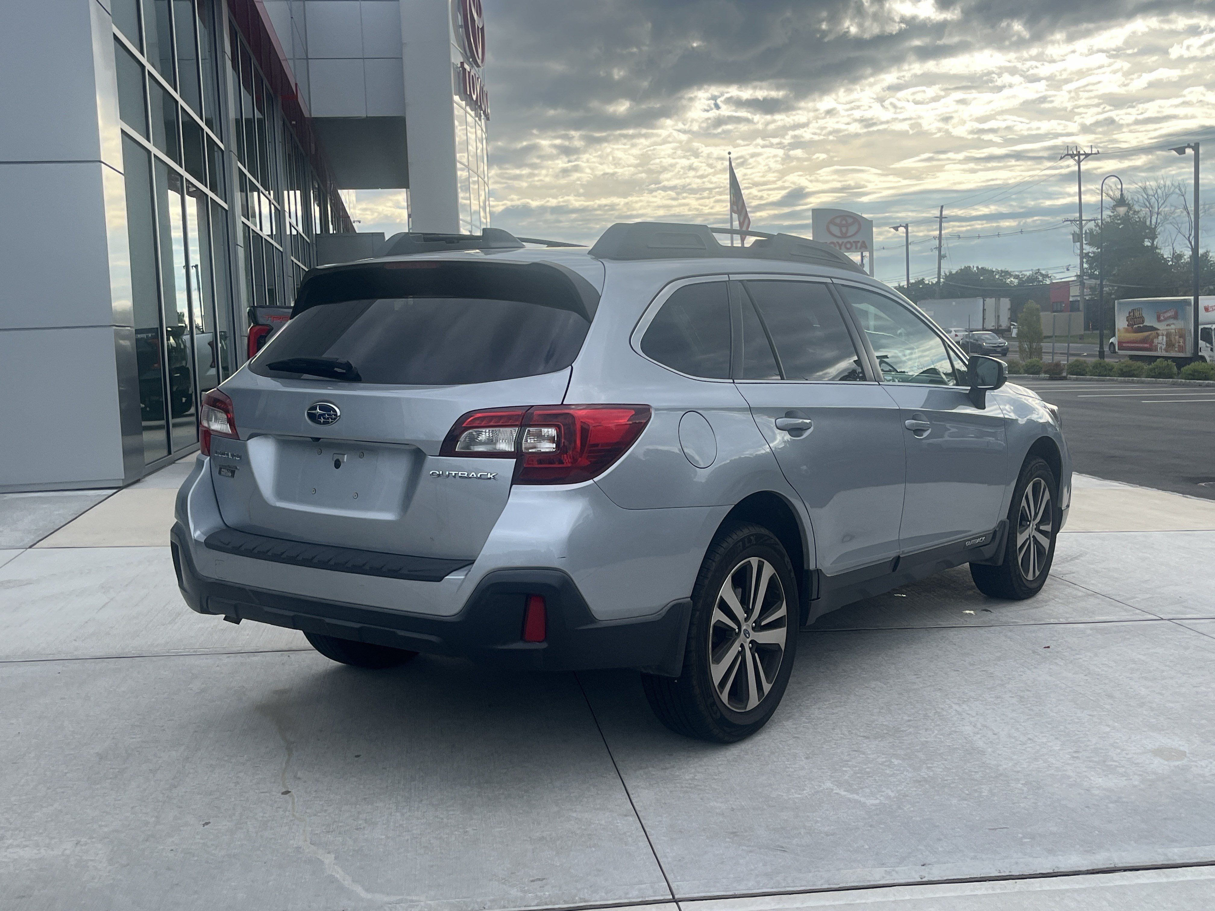 Used 2019 Subaru Outback 2.5i Limited w/ Popular Package #2 AWD/4WD image 3