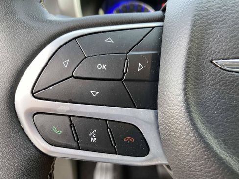 Used 2024 Chrysler Pacifica Touring-L FWD image 17