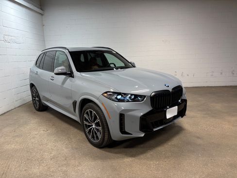 Used 2025 BMW X5 xDrive40i w/ M Sport Package AWD/4WD image 4