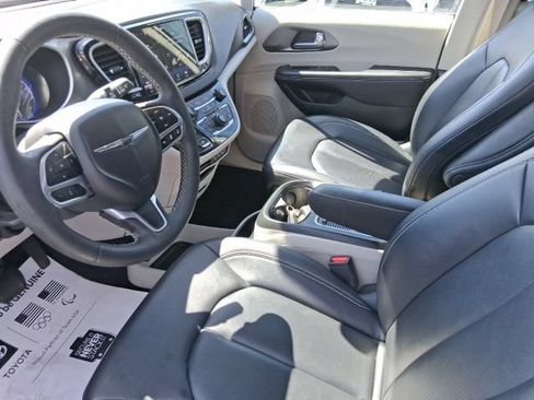 Used 2024 Chrysler Pacifica Touring-L FWD image 15