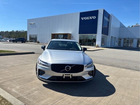 Used 2022 Volvo S60 B5 Momentum FWD image 2