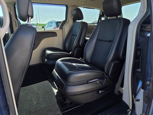 Used 2011 Chrysler Town & Country Touring-L w/ Driver Convenience Group FWD image 9