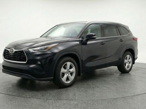 Used 2025 Toyota Highlander LE FWD image 3