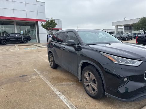 Used 2023 Toyota Highlander Bronze Edition image 2