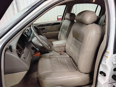 Used 1999 Lincoln Town Car Signature RWD image 10