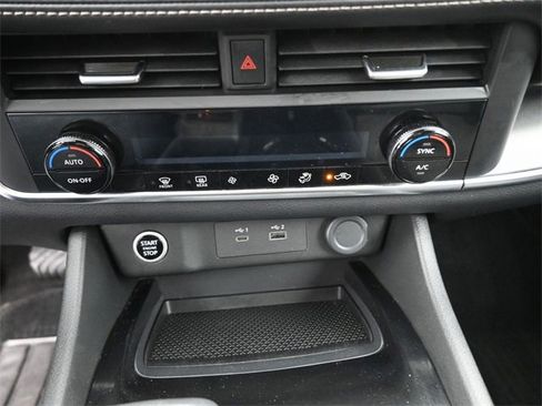 Used 2023 Nissan Rogue SV image 4