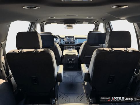Used 2024 Chevrolet Suburban RST w/ Luxury Package AWD/4WD image 36