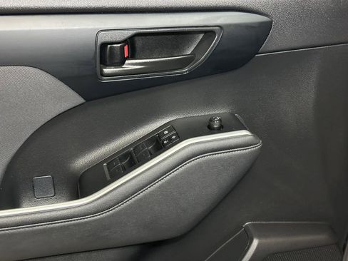 Used 2023 Toyota Highlander LE image 21