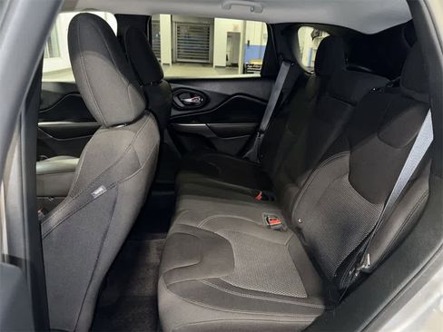 Used 2019 Jeep Cherokee Latitude w/ Cold Weather Group image 17