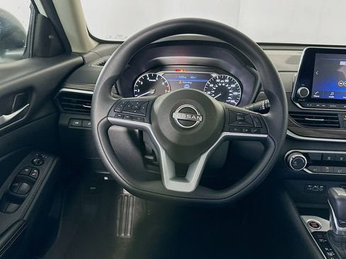 Used 2025 Nissan Altima 2.5 SV image 17