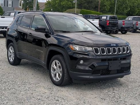 Used 2024 Jeep Compass Latitude AWD/4WD image 2