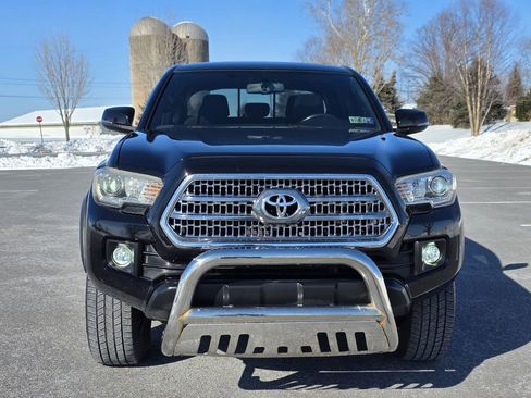 Used 2017 Toyota Tacoma TRD Off-Road image 3