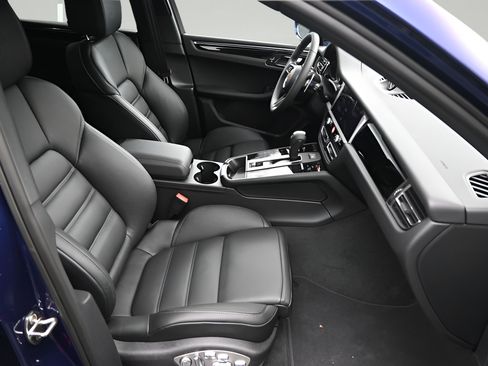 Certified 2026 Porsche Macan AWD/4WD image 11
