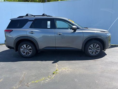 Used 2023 Nissan Pathfinder SV AWD/4WD image 2
