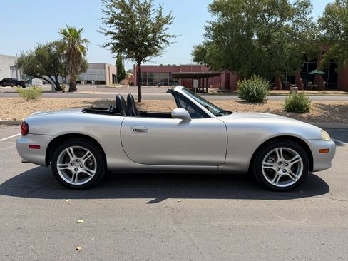 Used 2005 MAZDA MX-5 Miata LS RWD image 10