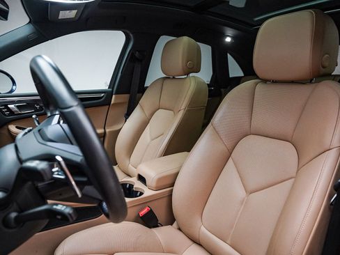 Certified 2025 Porsche Macan AWD/4WD image 6