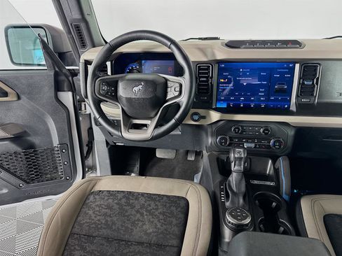 Used 2023 Ford Bronco Wildtrak image 23